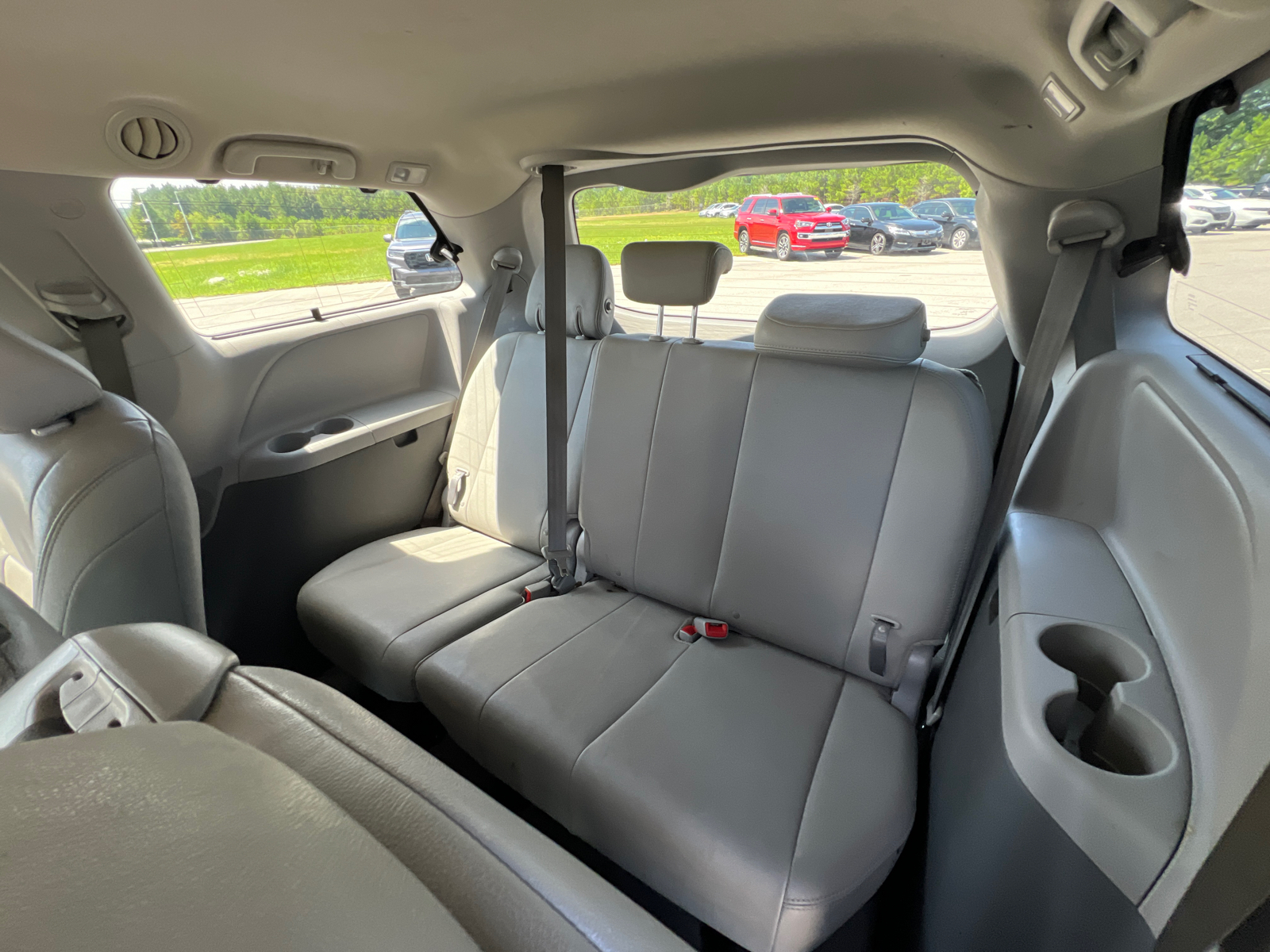 2015 Toyota Sienna XLE 28