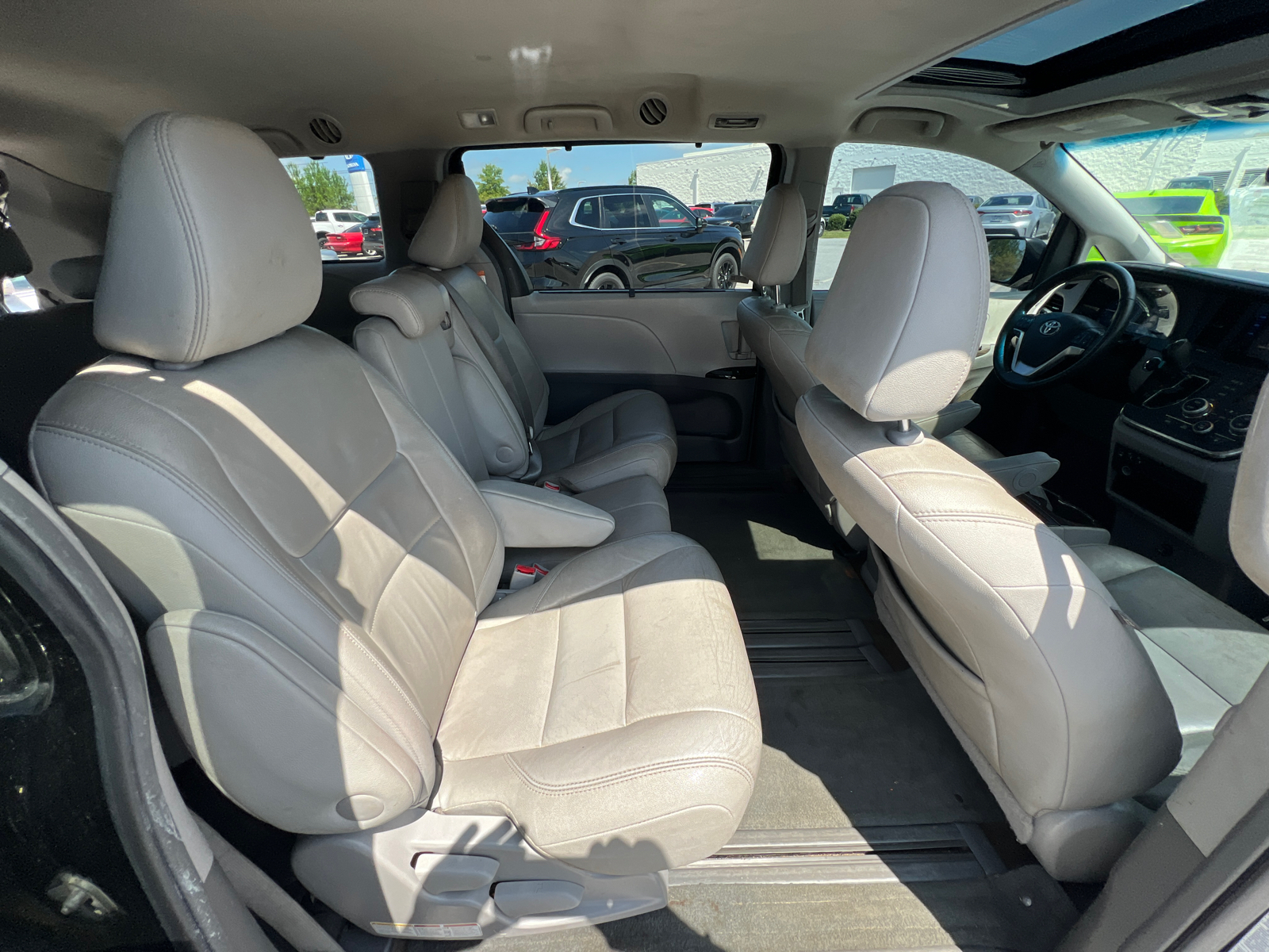 2015 Toyota Sienna XLE 32