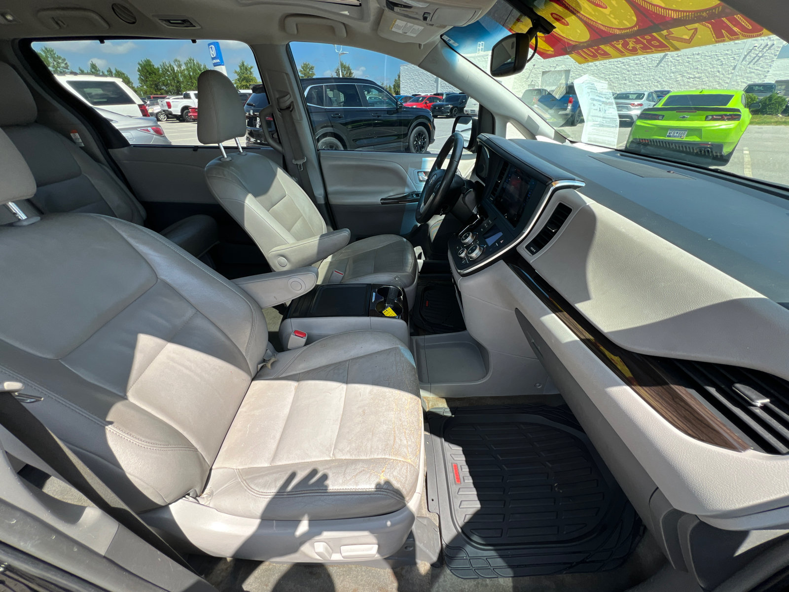 2015 Toyota Sienna XLE 33