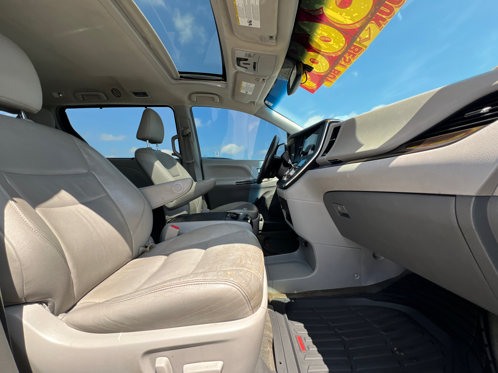 2015 Toyota Sienna XLE 35