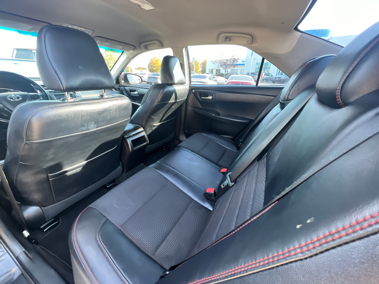 2016 Toyota Camry SE 28