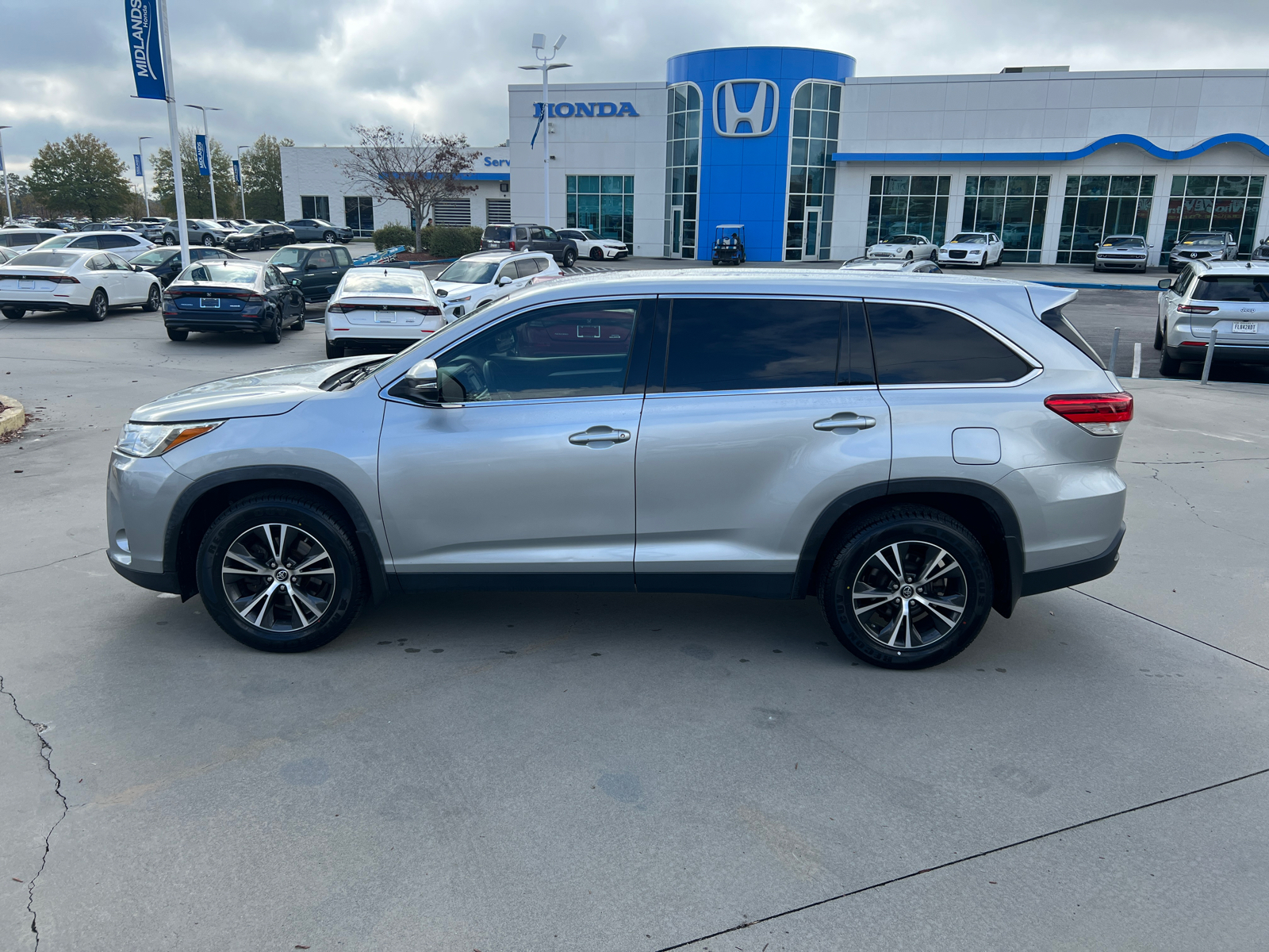 2019 Toyota Highlander LE 4