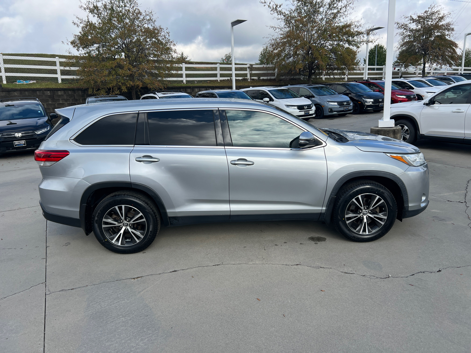 2019 Toyota Highlander LE 8