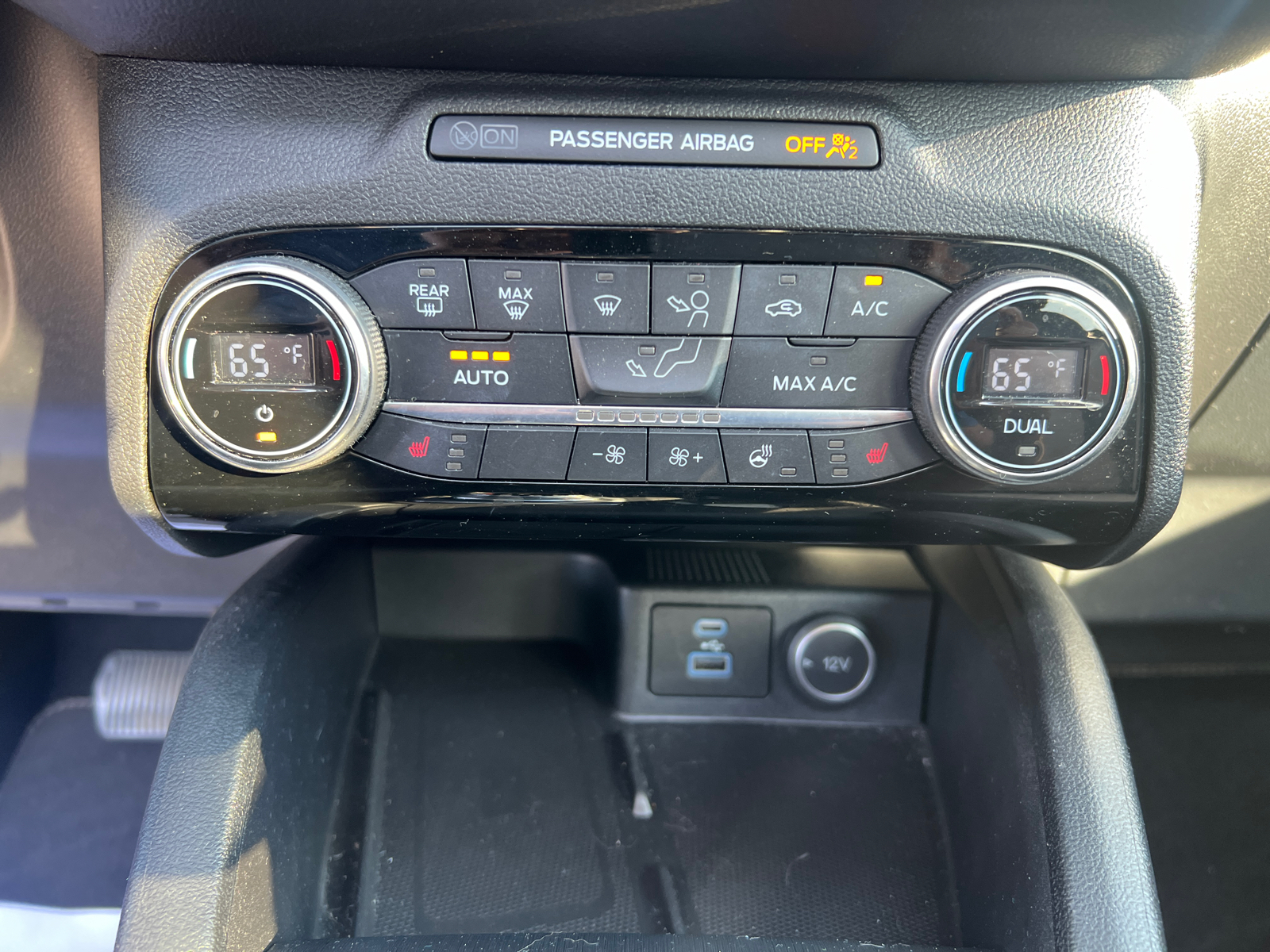 2021 Ford Escape Titanium Hybrid 26