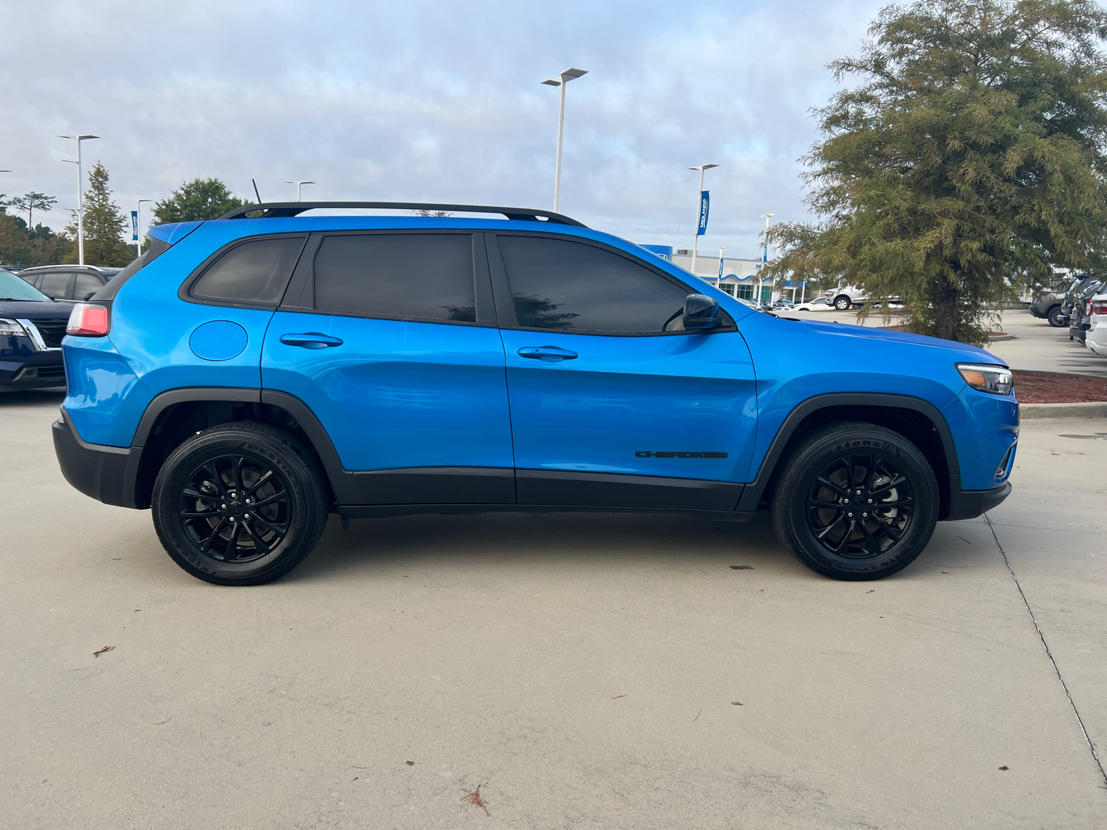 2023 Jeep Cherokee Altitude 8