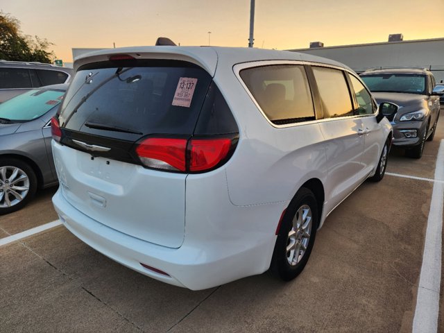 2022 Chrysler Voyager LX 4