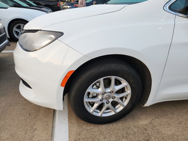 2022 Chrysler Voyager LX 7