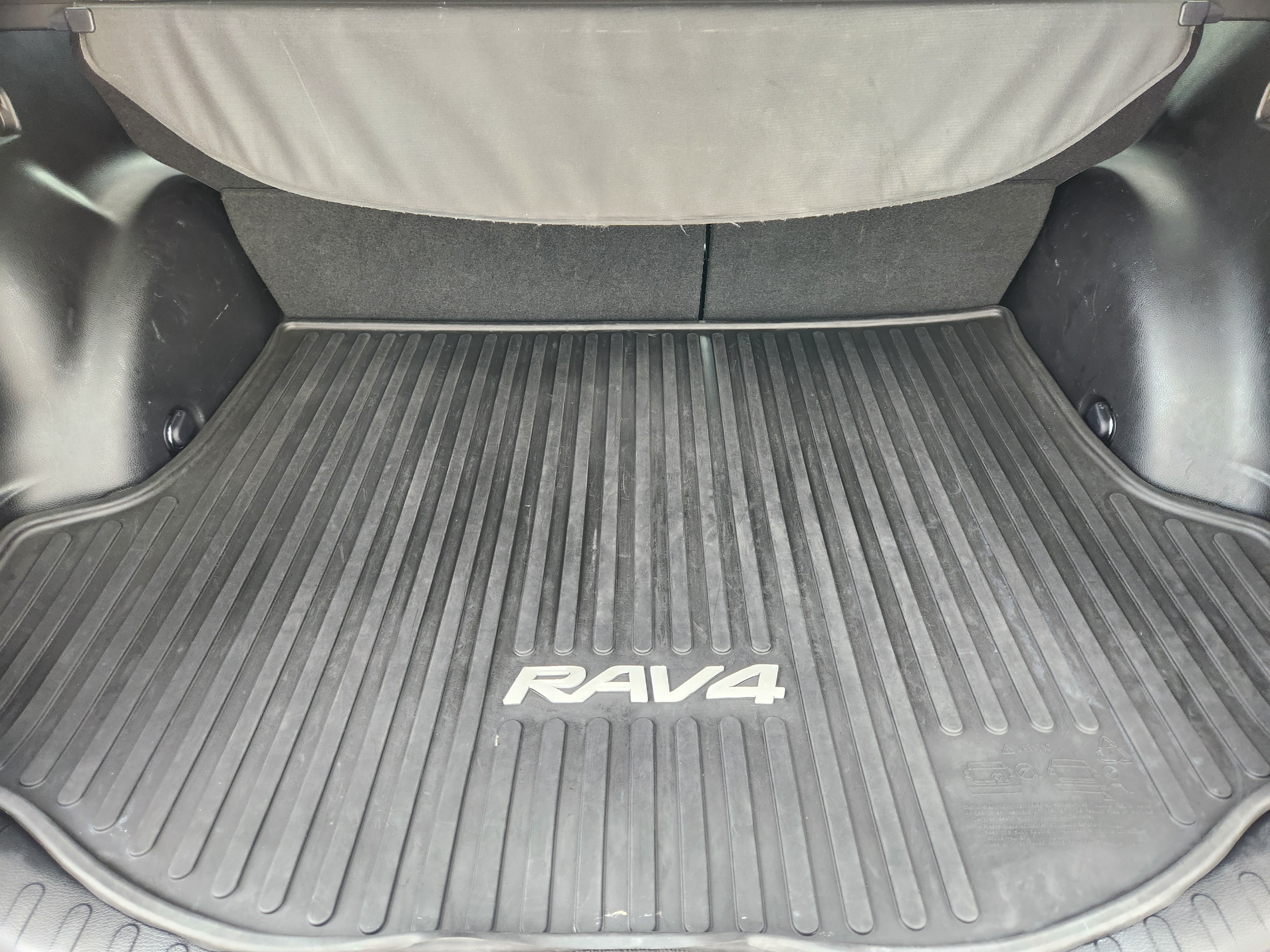 2017 Toyota RAV4 XLE 33