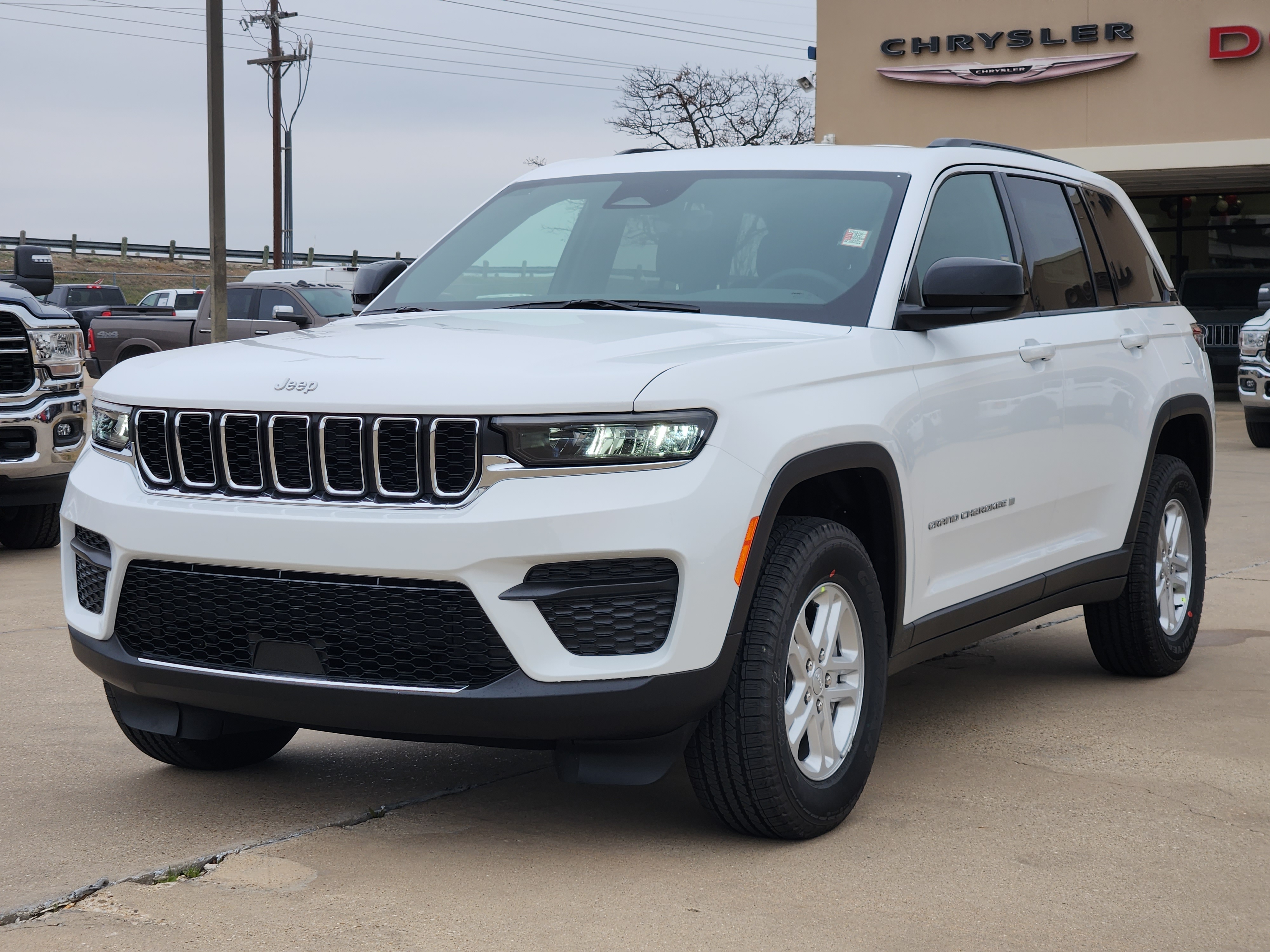 2025 Jeep Grand Cherokee Laredo 2