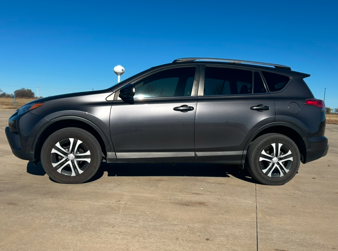 2018 Toyota RAV4 LE 10