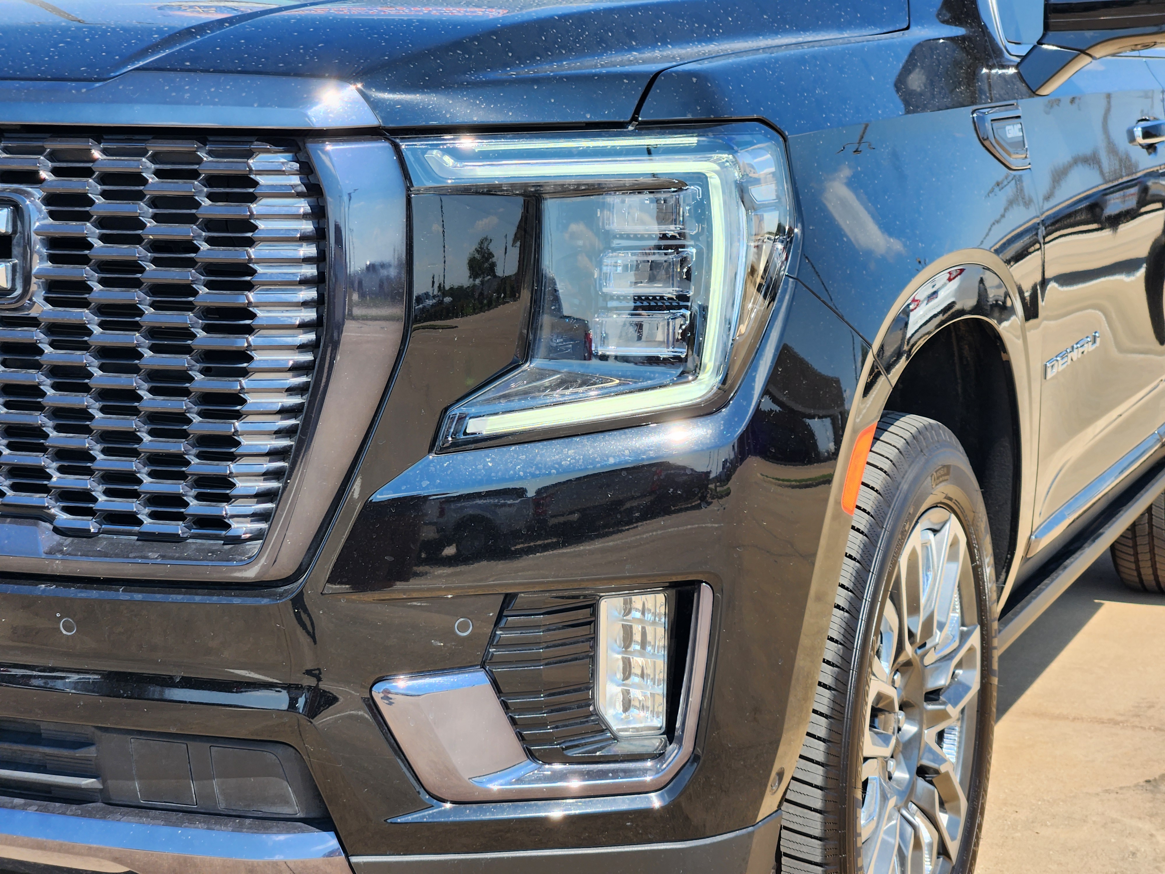 2023 GMC Yukon Denali Ultimate 8