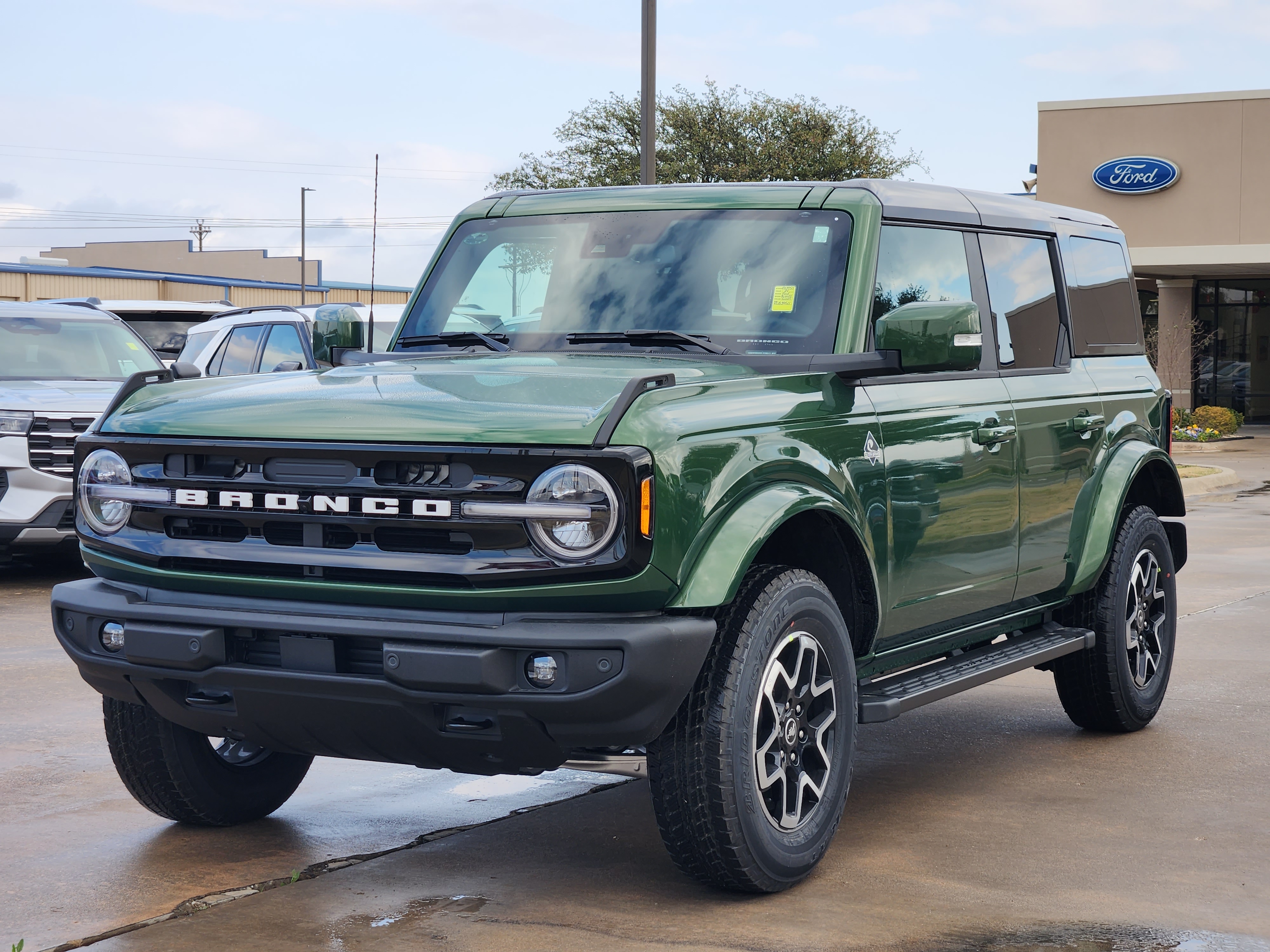 2024 Ford Bronco Outer Banks 2