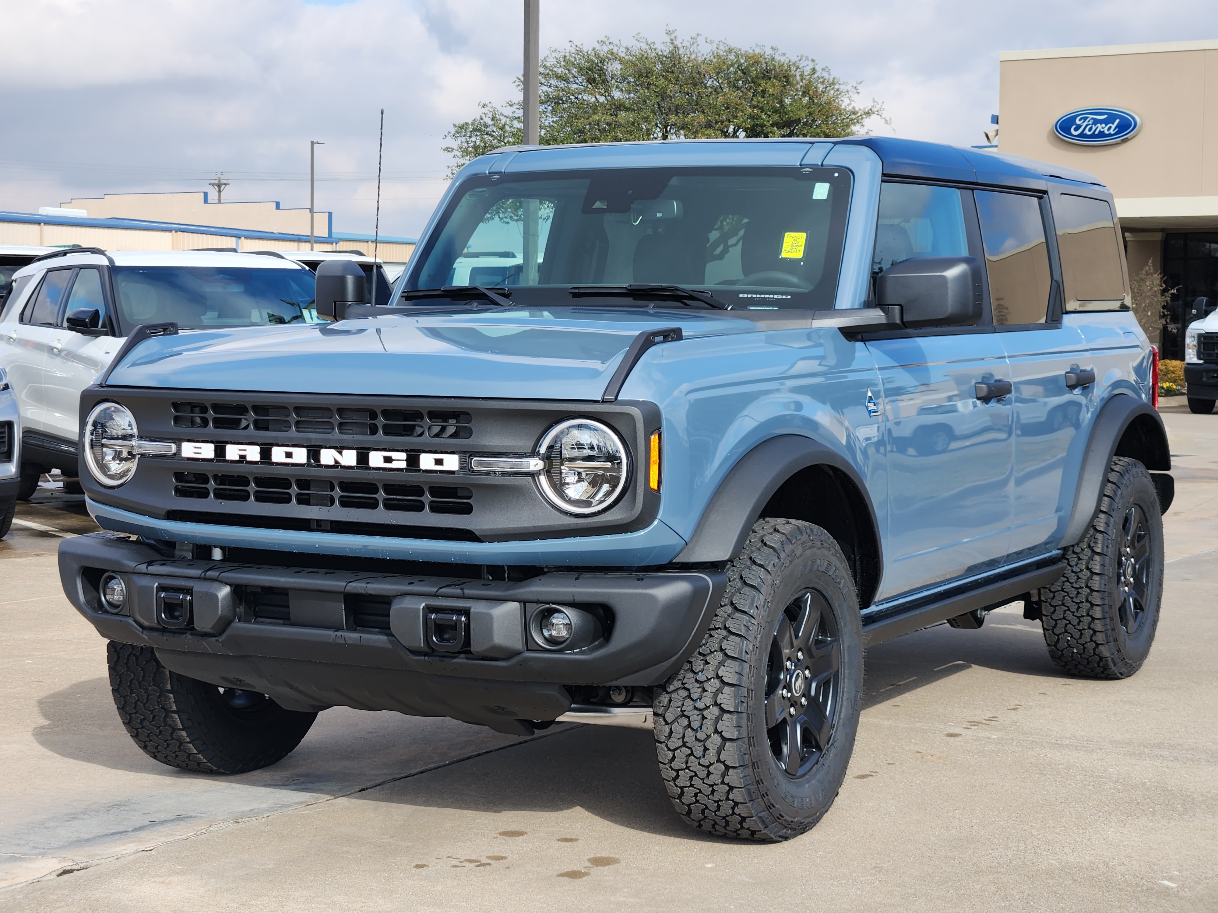 2024 Ford Bronco Black Diamond 2