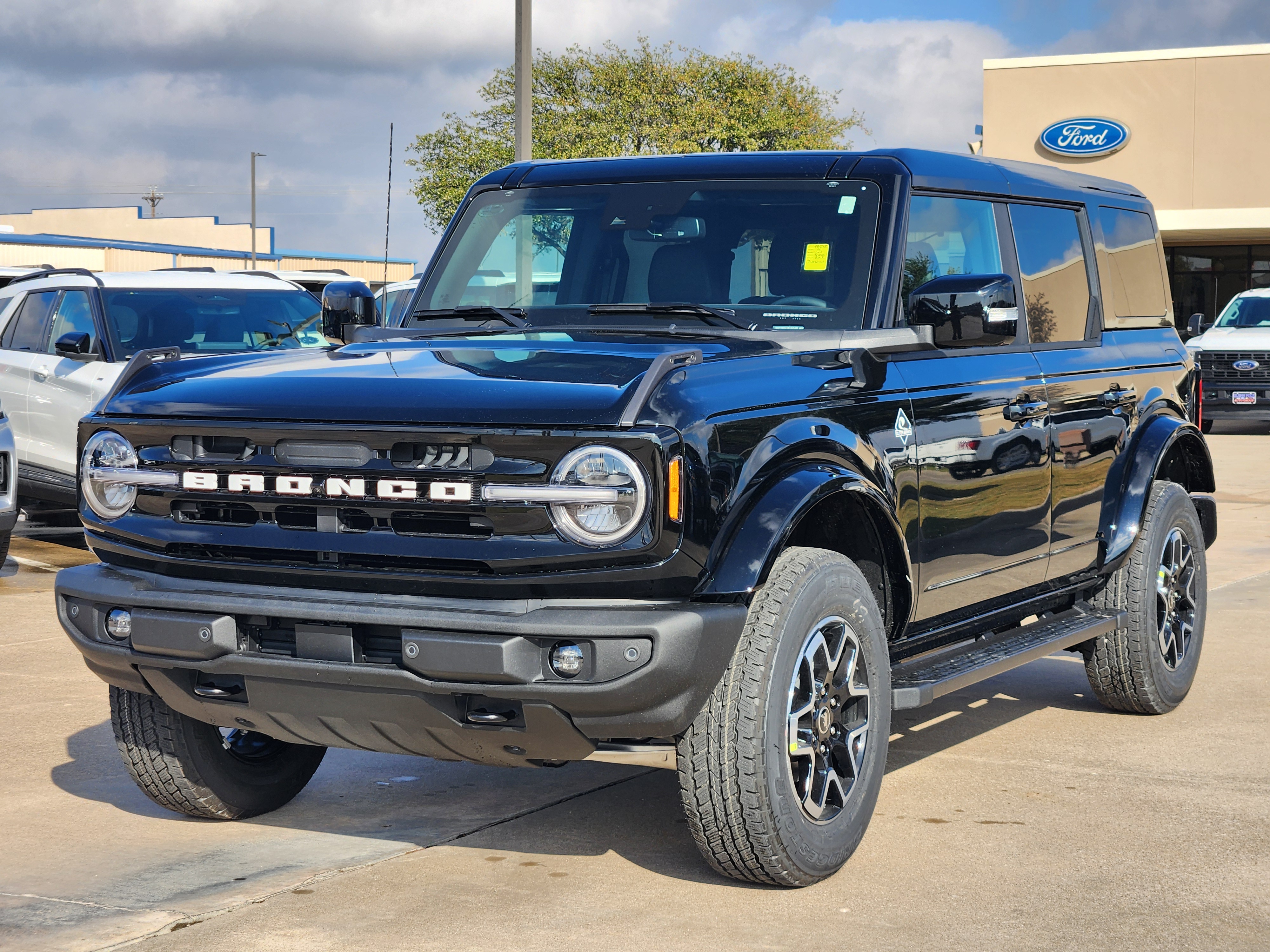 2024 Ford Bronco Outer Banks 2