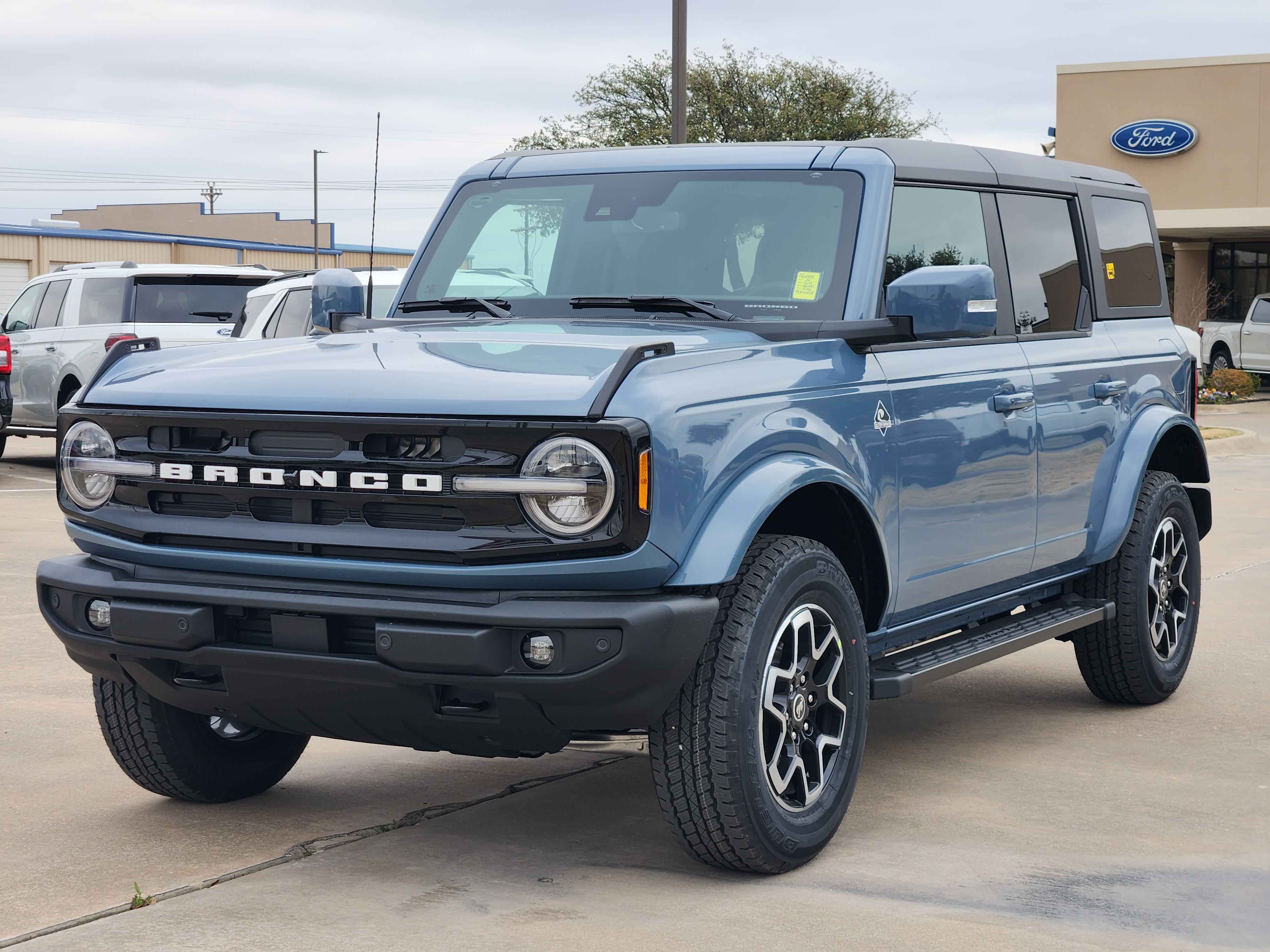 2024 Ford Bronco Outer Banks 2