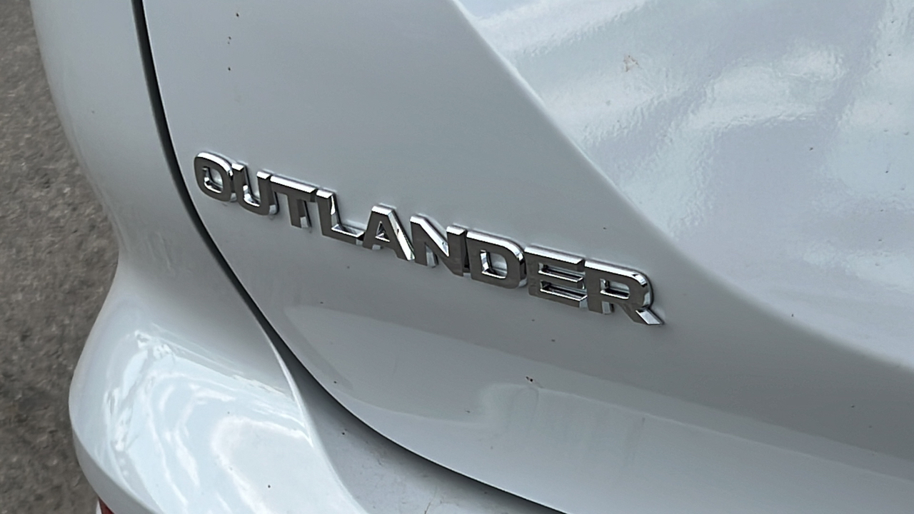 2023 Mitsubishi Outlander SE 7