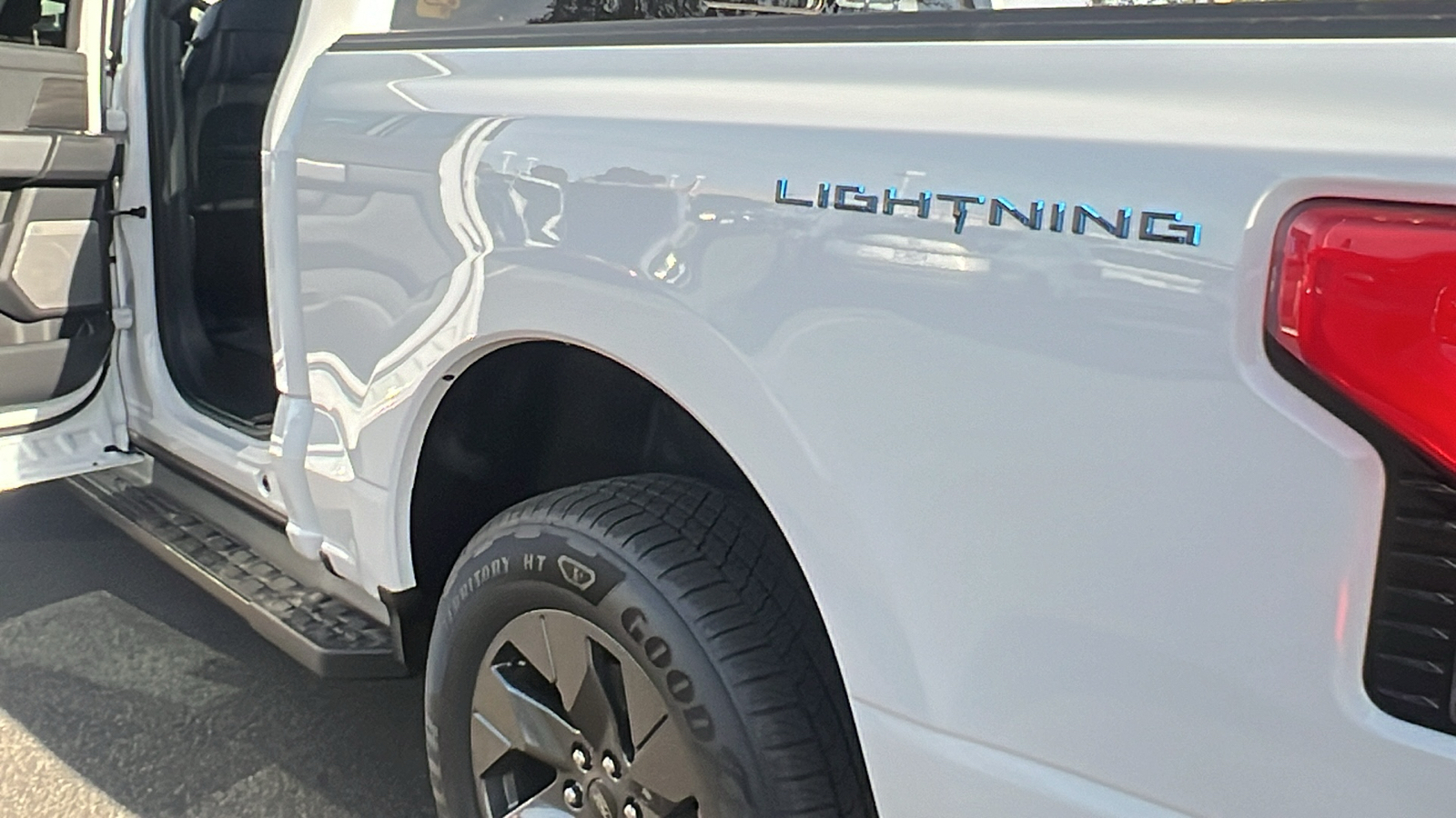 2024 Ford F-150 Lightning Lariat 17