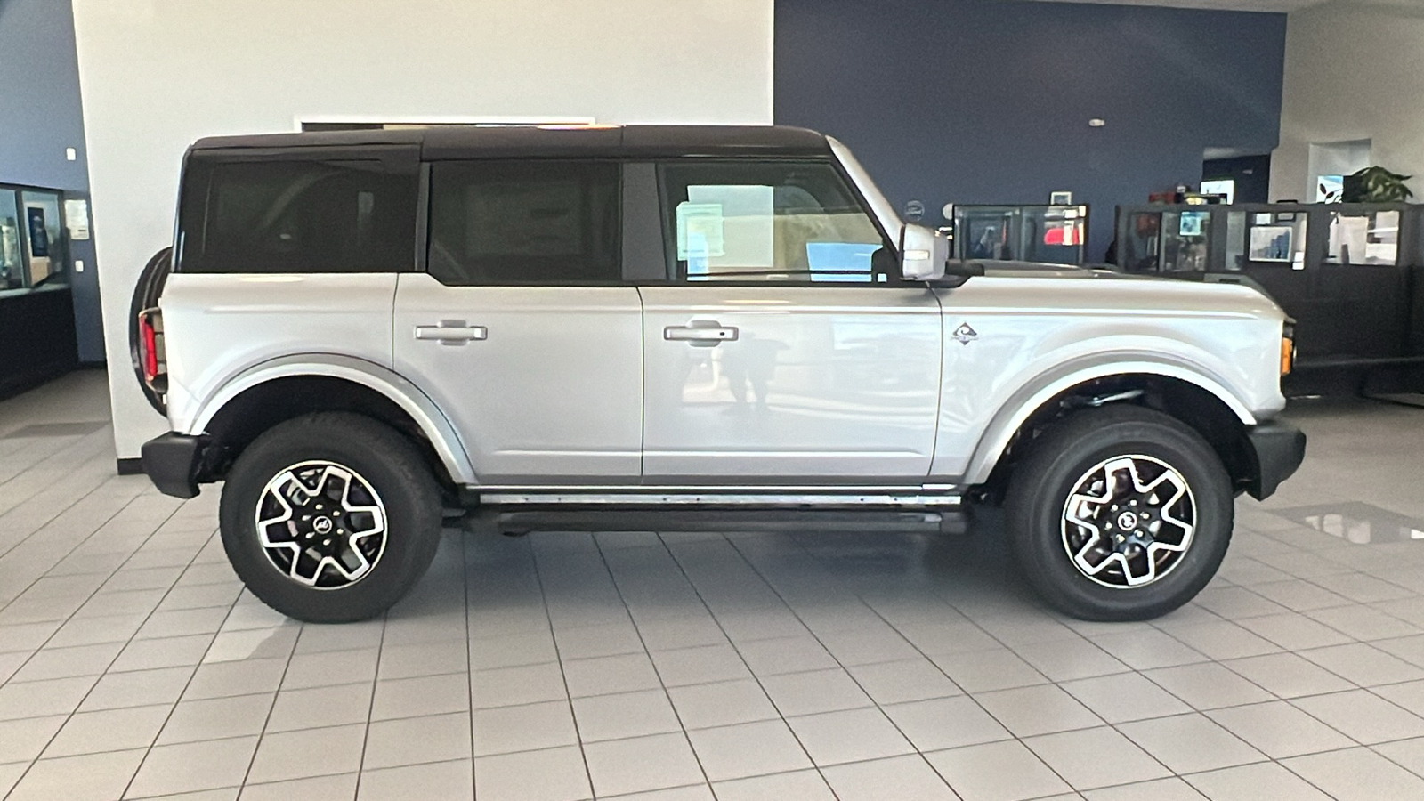 2024 Ford Bronco Outer Banks 2