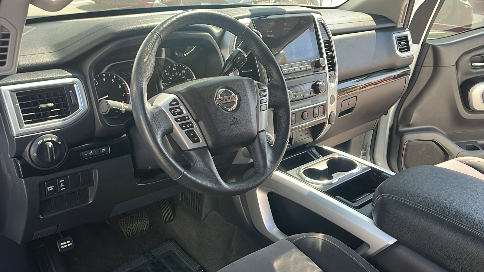 2021 Nissan Titan SV 16