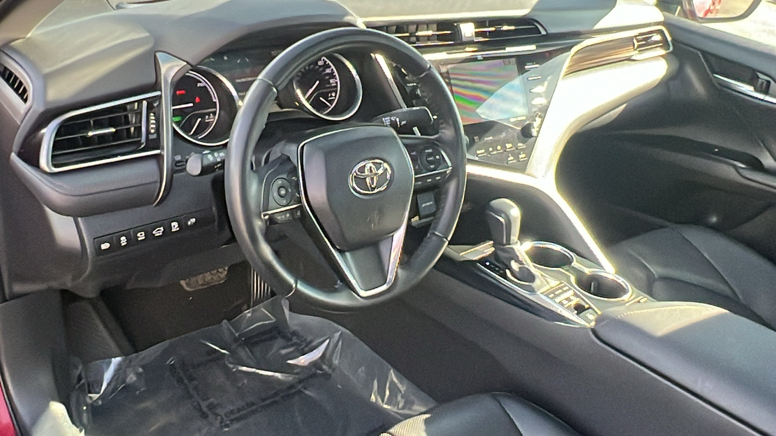 2020 Toyota Camry Hybrid XLE 17