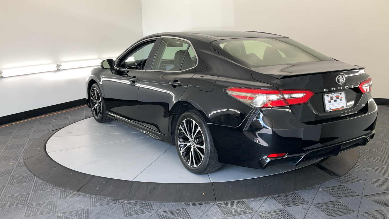 2018 Toyota Camry SE 10