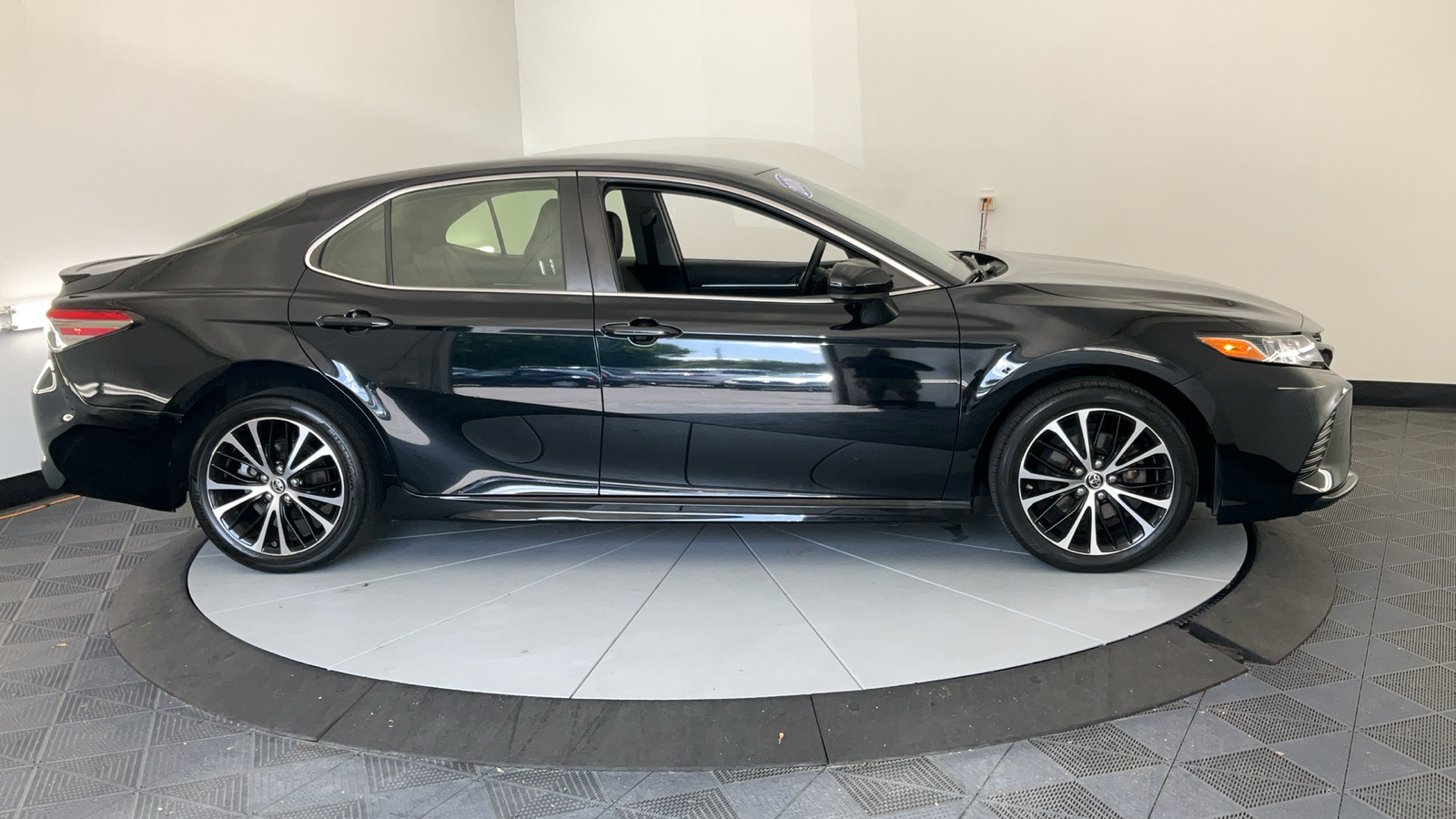 2018 Toyota Camry SE 13