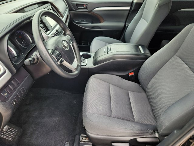 2019 Toyota Highlander LE w/ Safety & Convenience Pkg 13