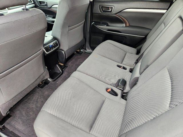 2019 Toyota Highlander LE w/ Safety & Convenience Pkg 30