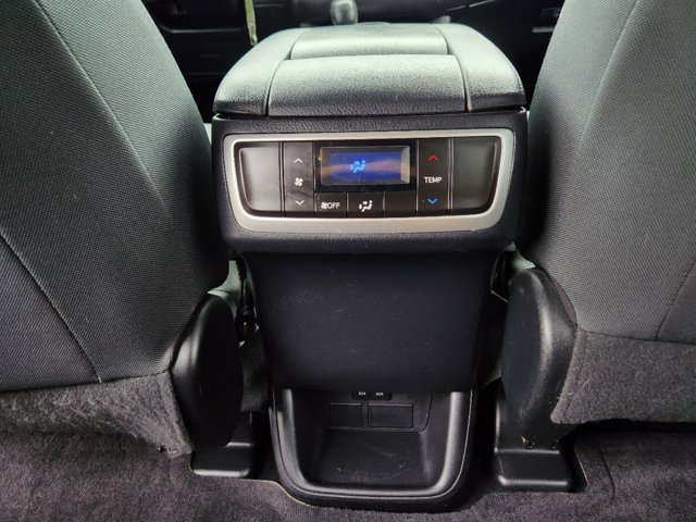 2019 Toyota Highlander LE w/ Safety & Convenience Pkg 31