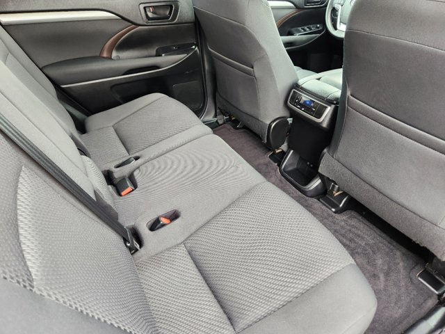 2019 Toyota Highlander LE w/ Safety & Convenience Pkg 32
