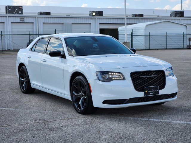 2023 Chrysler 300 Touring 3