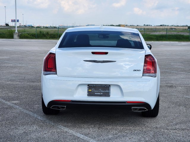 2023 Chrysler 300 Touring 6