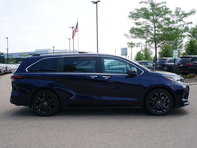 2022 Toyota Sienna XSE 10