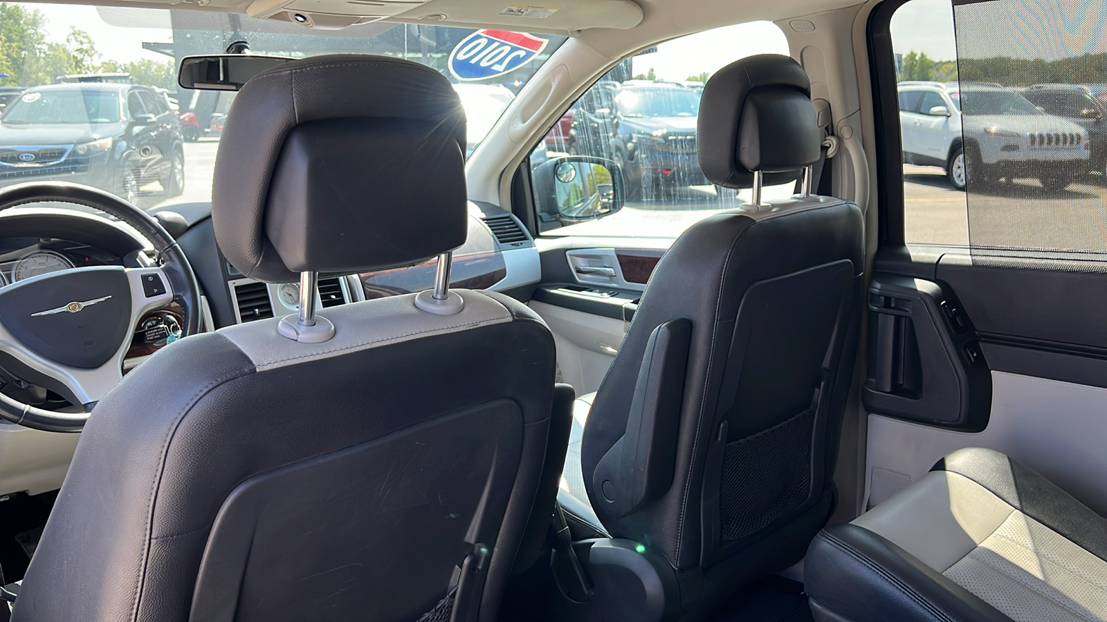 2010 Chrysler Town & Country Touring Plus 34