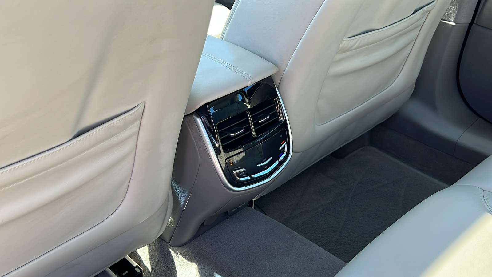 2013 Cadillac XTS Platinum 38