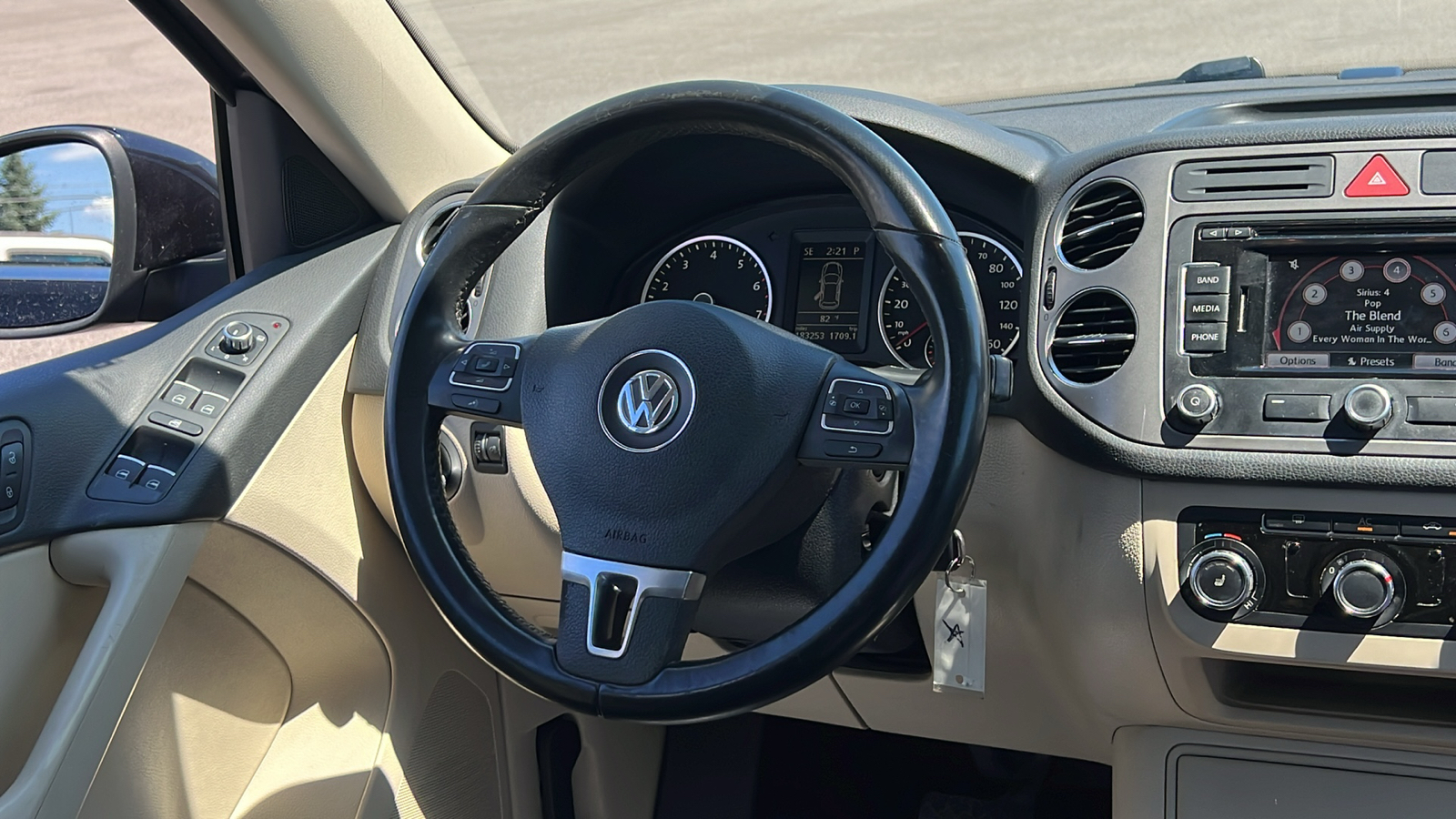 2011 Volkswagen Tiguan SE 14