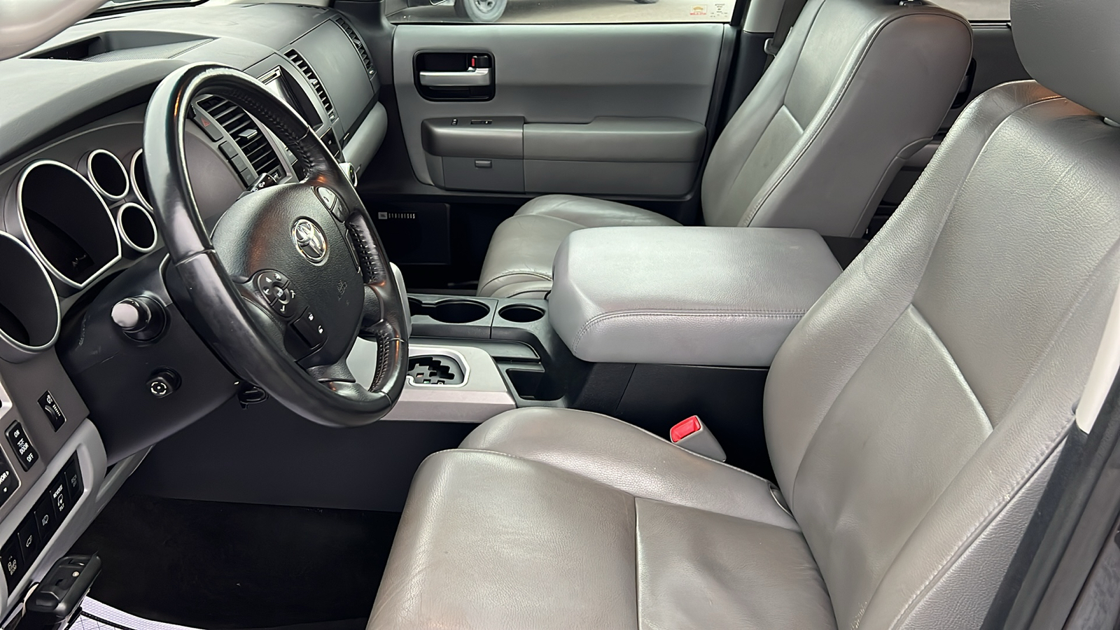 2013 Toyota Sequoia Limited 12