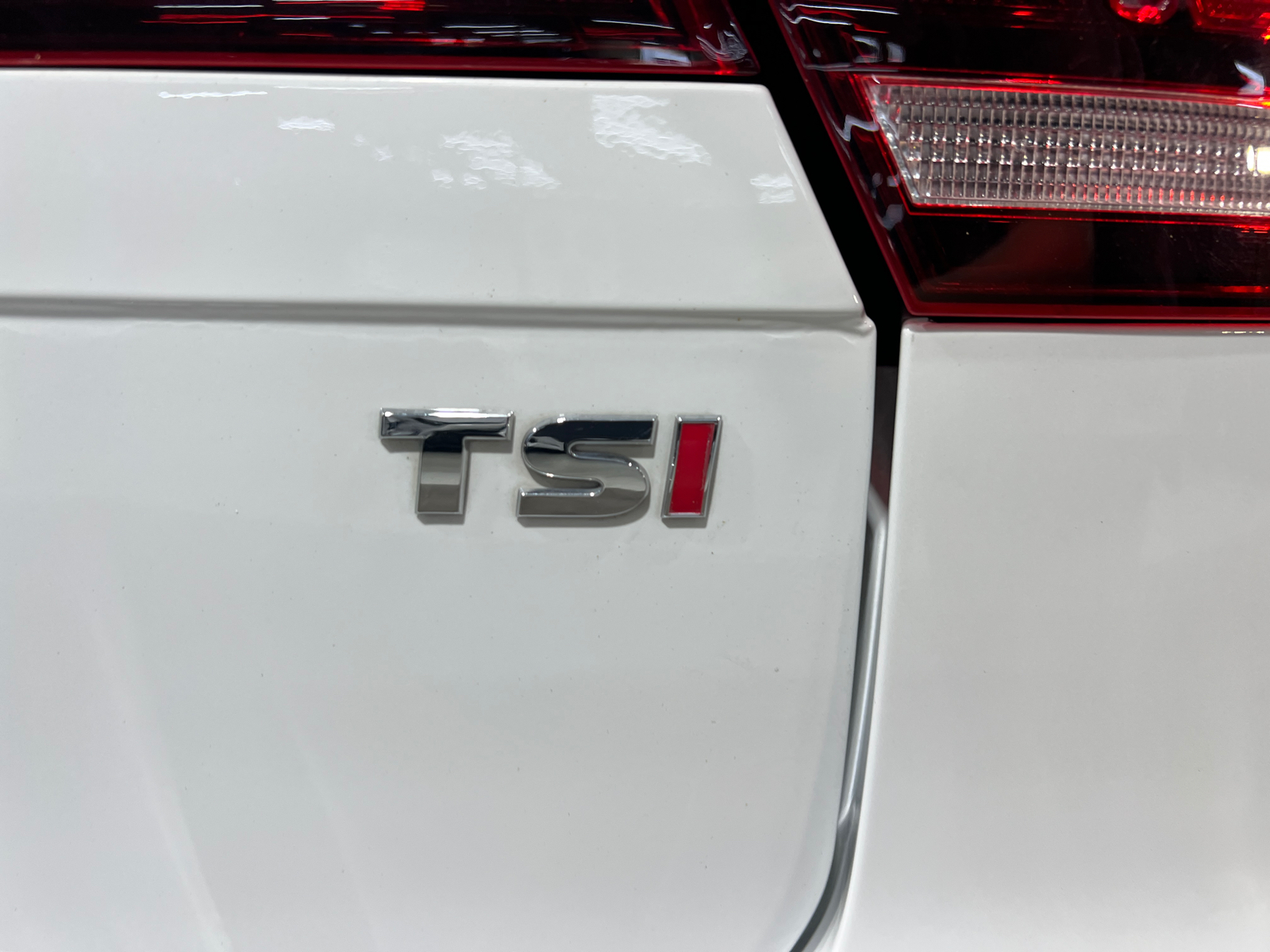 2018 Volkswagen Tiguan 2.0T SEL Premium 8