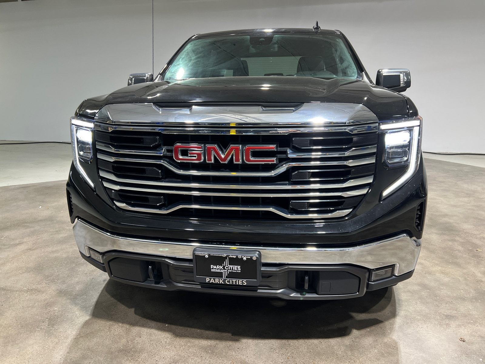 2023 GMC Sierra 1500 SLT 2