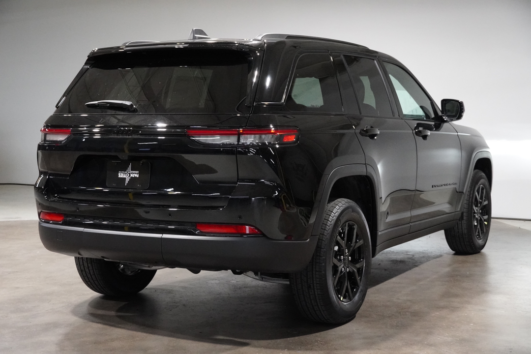 2024 Jeep Grand Cherokee Altitude X 8