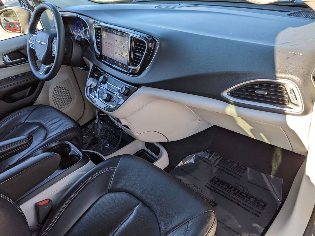 2022 Chrysler Pacifica Touring L 24