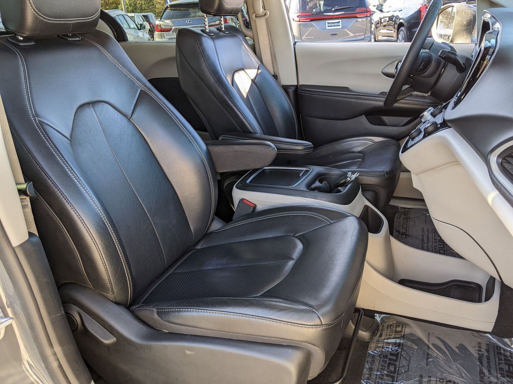 2022 Chrysler Pacifica Touring L 24