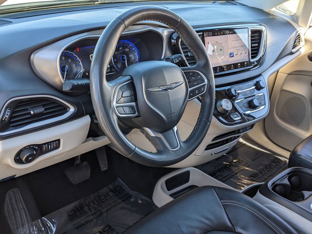 2022 Chrysler Pacifica Touring L 10