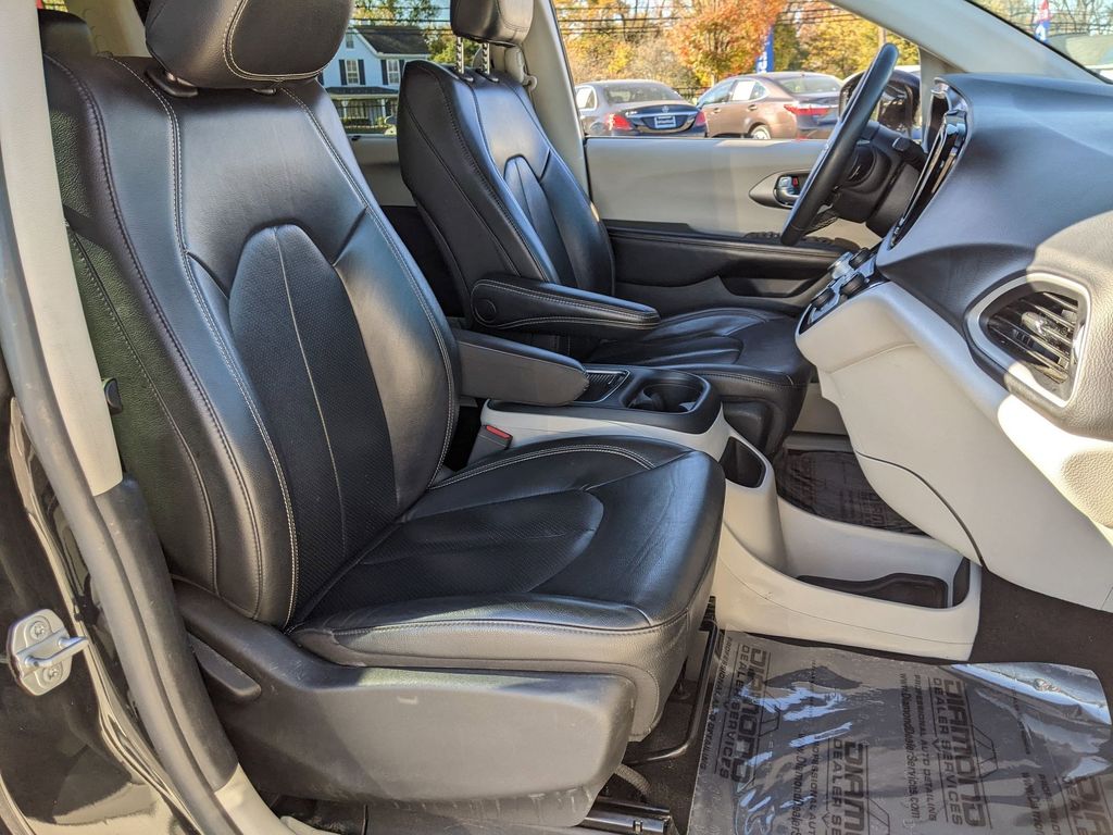 2022 Chrysler Pacifica Touring L 24