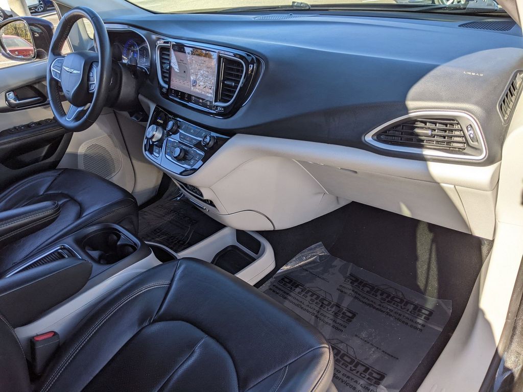 2022 Chrysler Pacifica Touring L 25