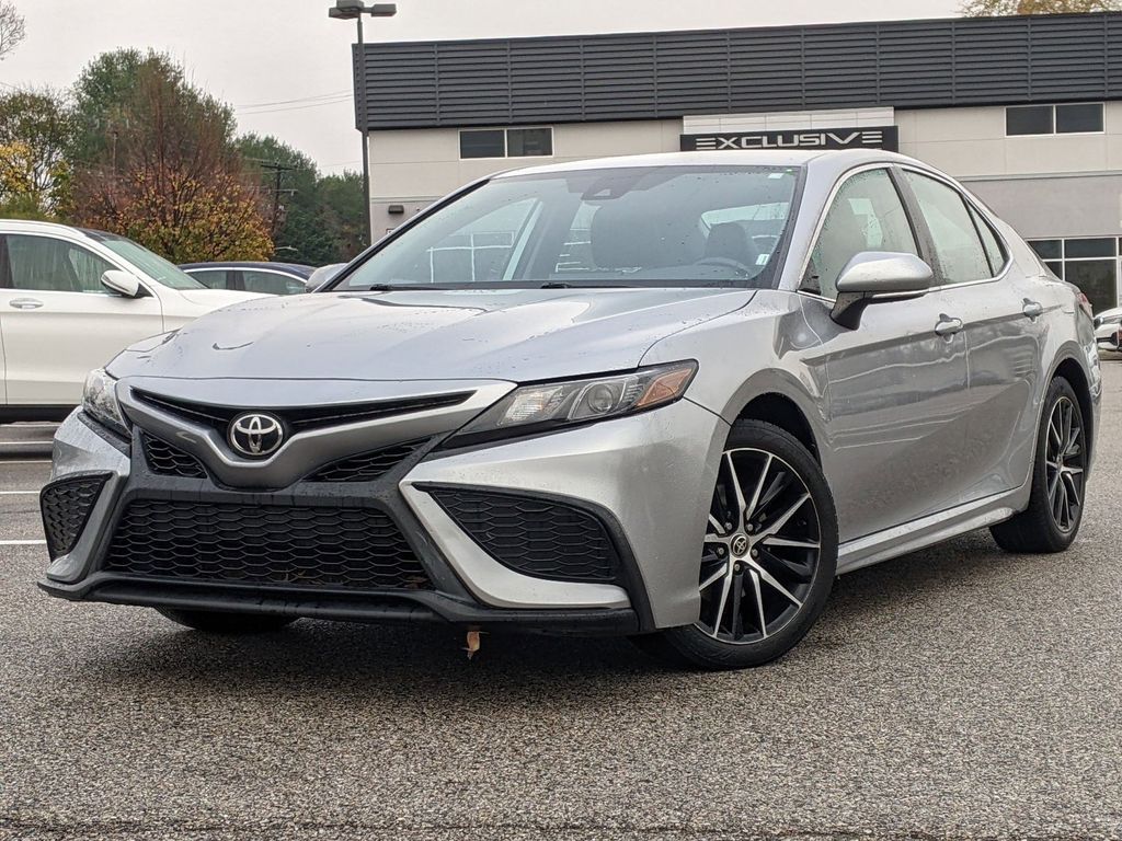 2022 Toyota Camry SE 2