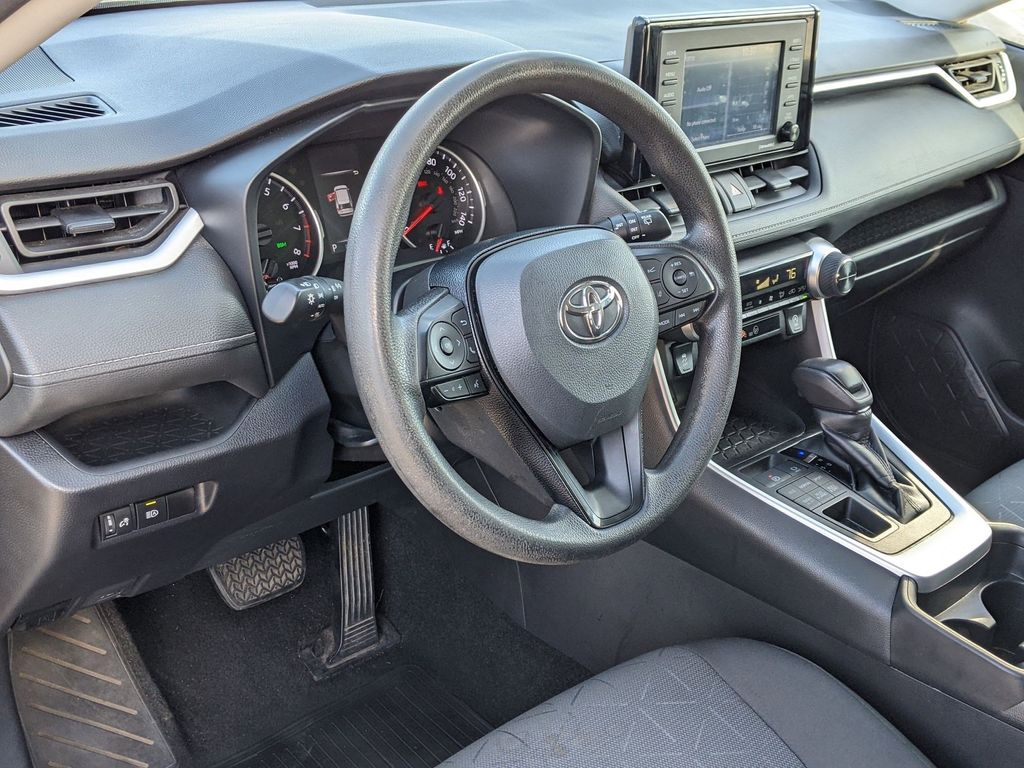 2021 Toyota RAV4 XLE 10