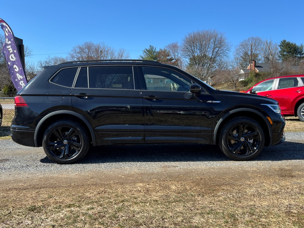 2024 Volkswagen Tiguan 2.0T SE R-Line Black 2