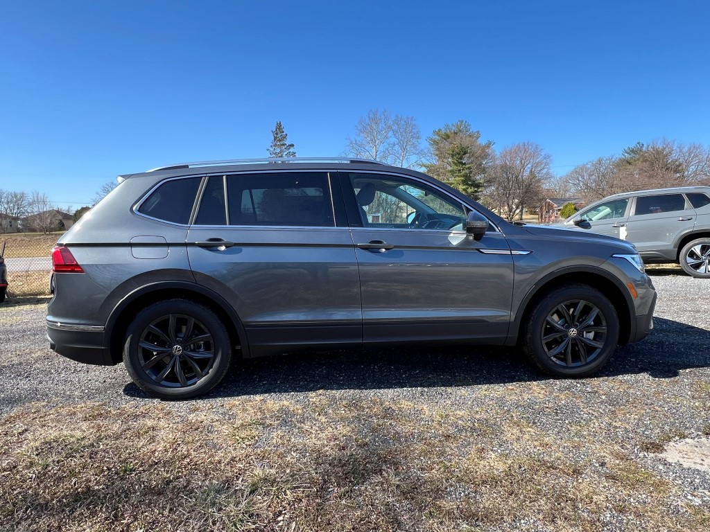 2024 Volkswagen Tiguan 2.0T SE 2