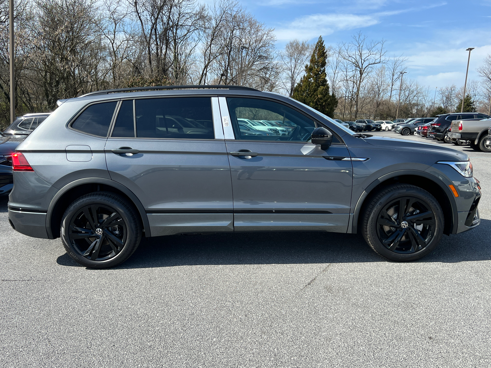 2024 Volkswagen Tiguan 2.0T SE R-Line Black 2